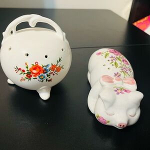 Pair of vintage Avon Ceramarte Cat Potpourri Decor and pomanders